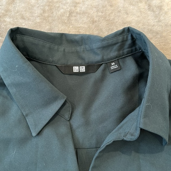 Uniqlo blouse. Collared blouse. 3/4 length sleeves. Color- dark green. Size- XS - Picture 2 of 5